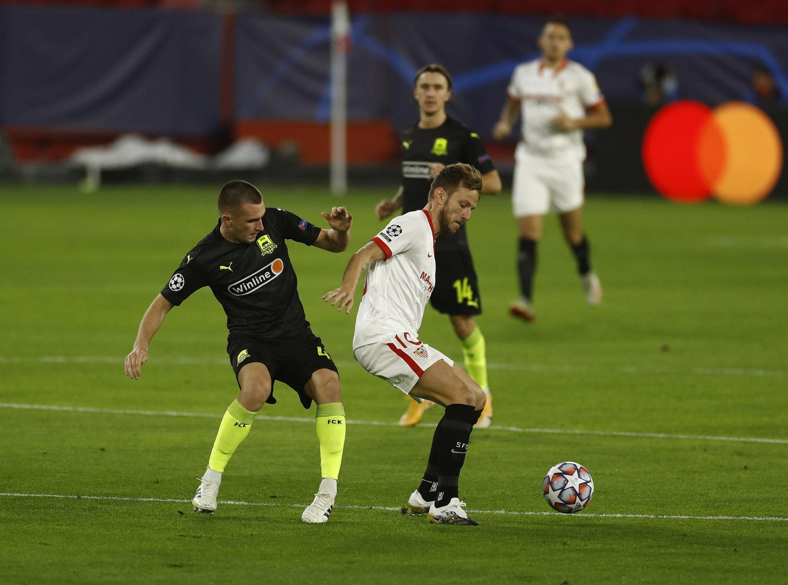 Rakitic trata de zafarse de un jugador del Krasnodar.