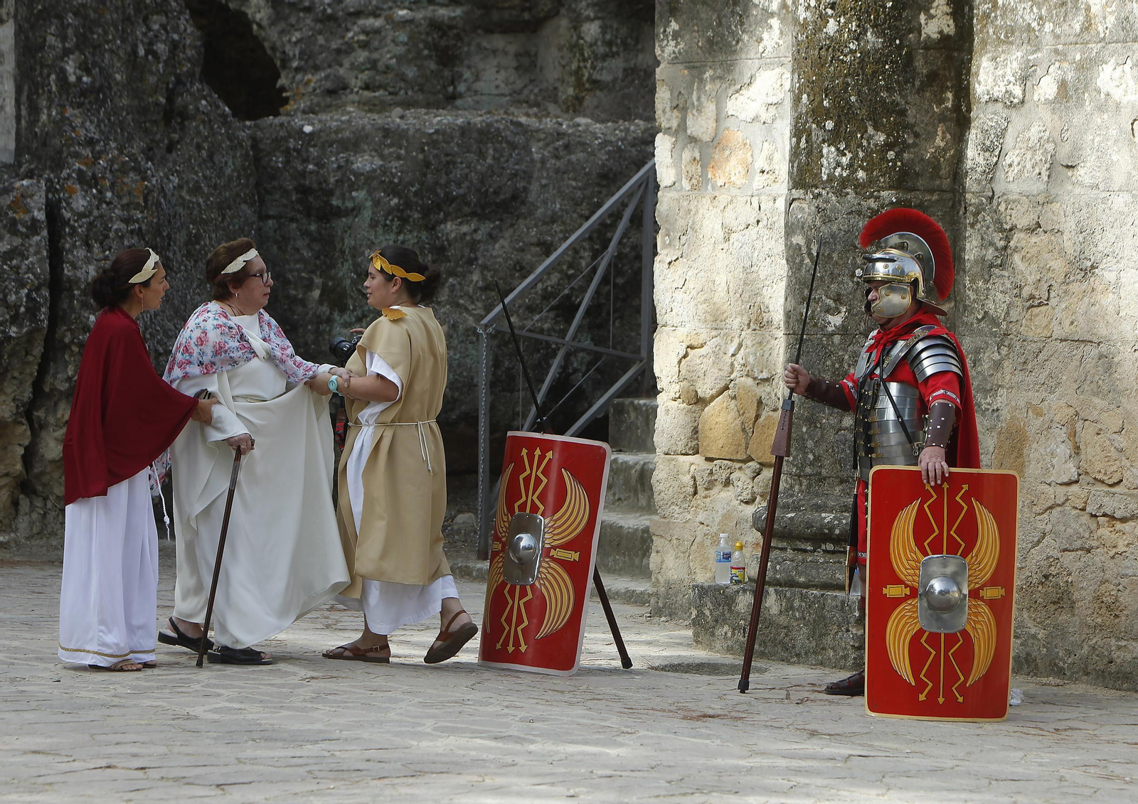 Vestidos de romanos para reivindicar que Itálica sea Patrimonio de la Humanidad