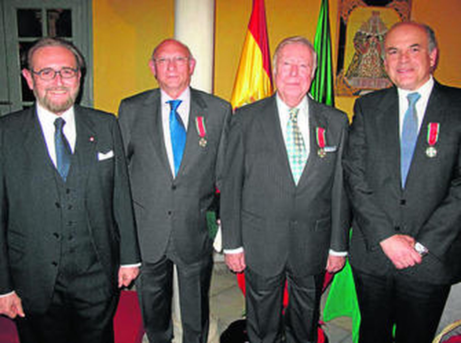 Tres nuevos caballeros de la Estrella de la Solidaridad