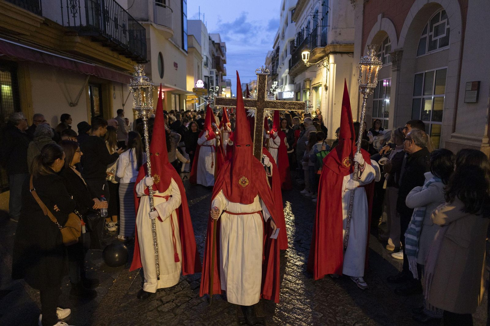 Imágenes de la salida de Misericordia en la Semana Santa de El Puerto 2025