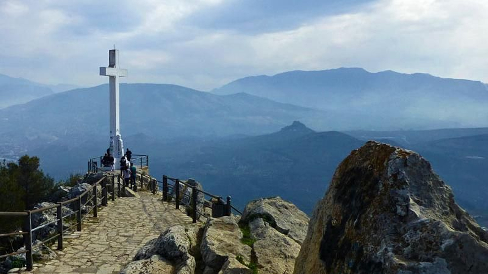 Visitar Jaén sin subir a la Cruz del Castillo de Santa Catalina para ver un atardecer deja la experiencia incompleta.