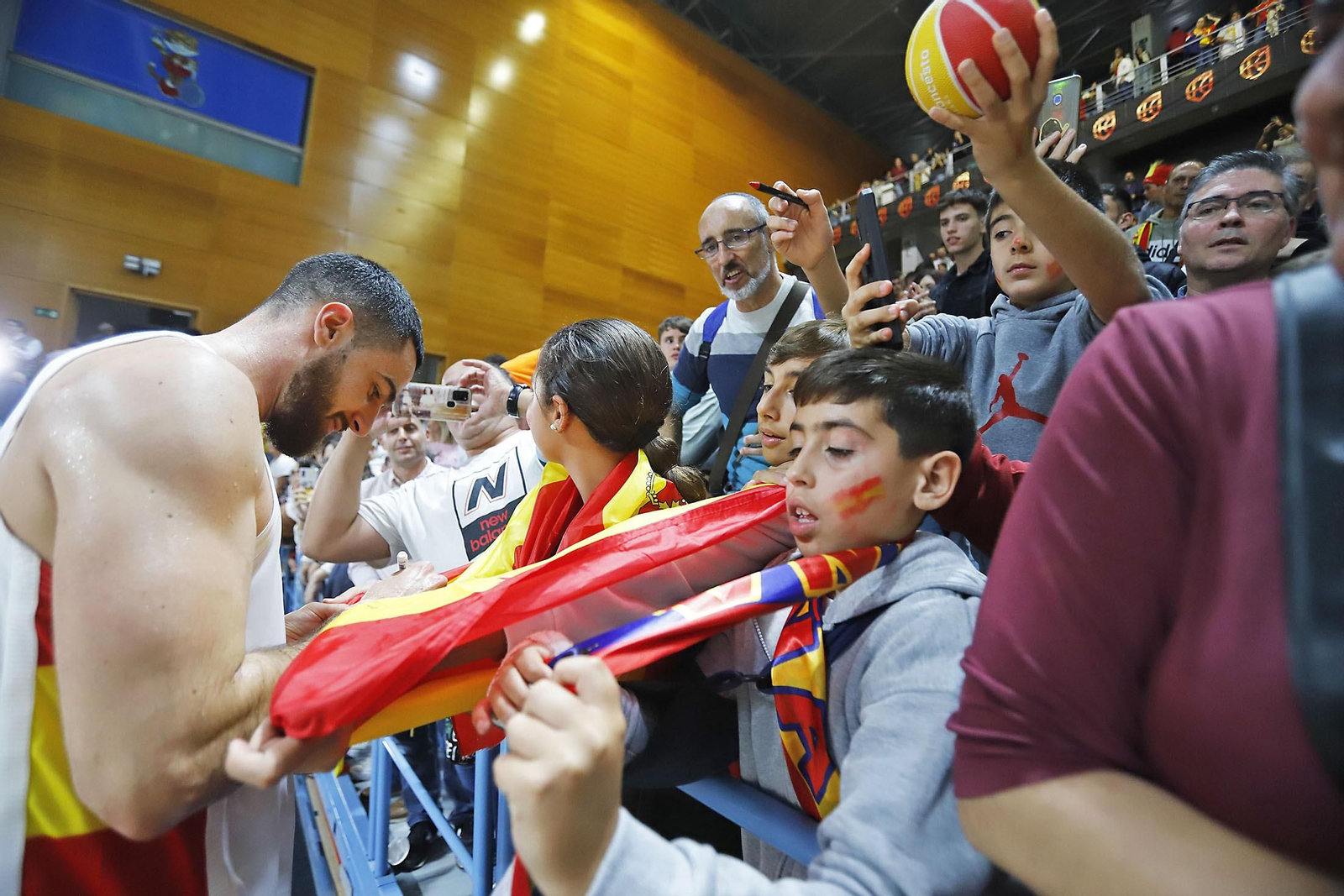 Imágenes de la celebración de la selección Española de baloncesto por certificar su pase con una victoria ante Paises Bajos Imágenes de la celebración de la selección Española de baloncesto por certificar su pase con una victoria ante Paises Bajos