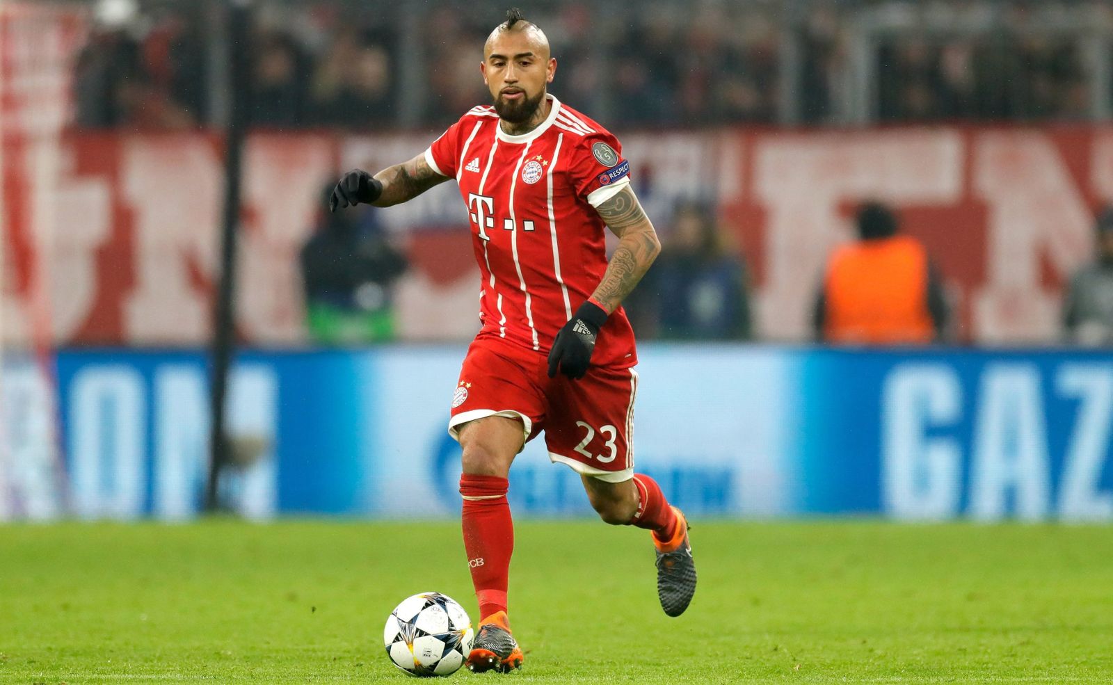Arturo Vidal con el balón.