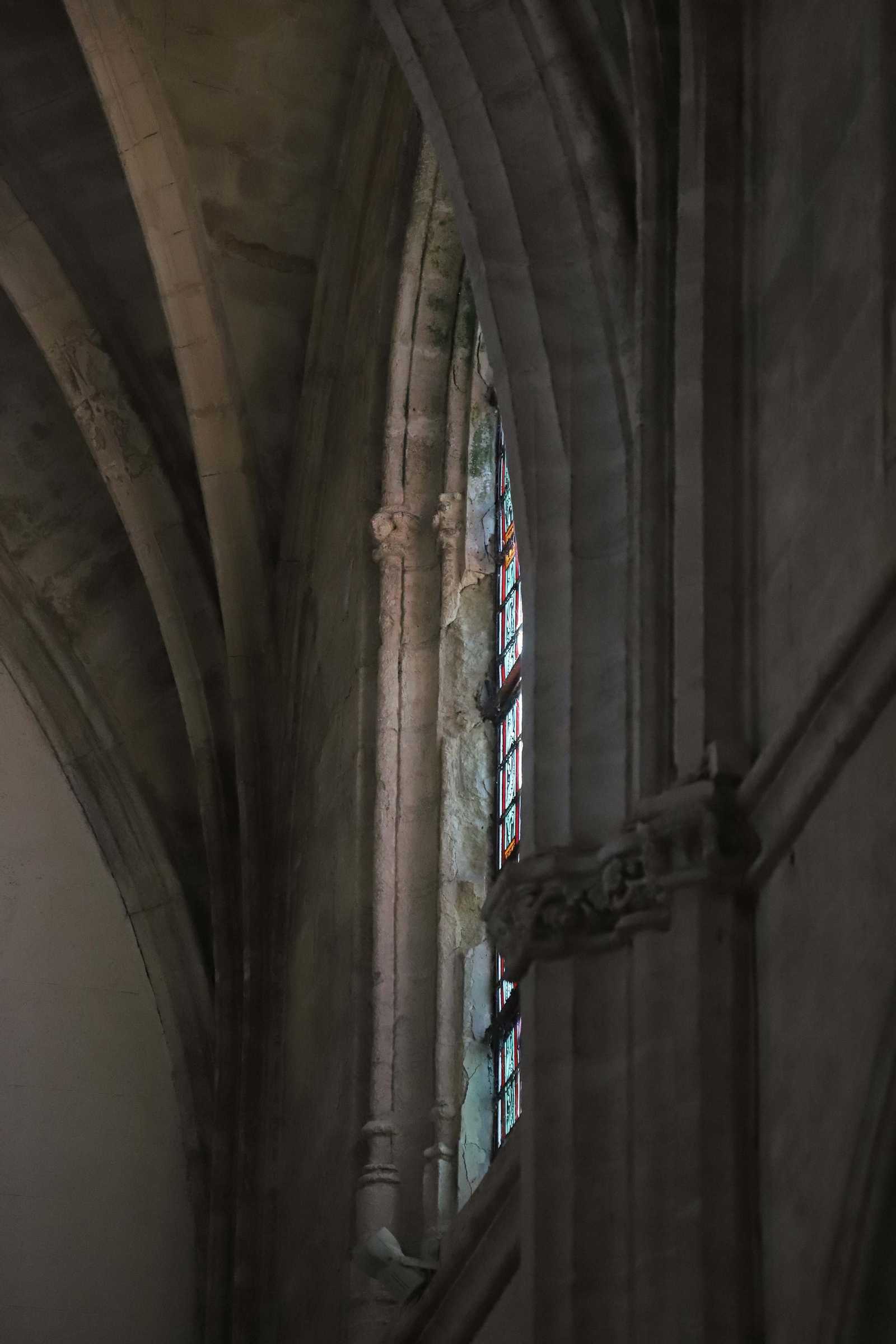 Fotos de los daños en las vidrieras de la iglesia de San Mateo, en Tarifa