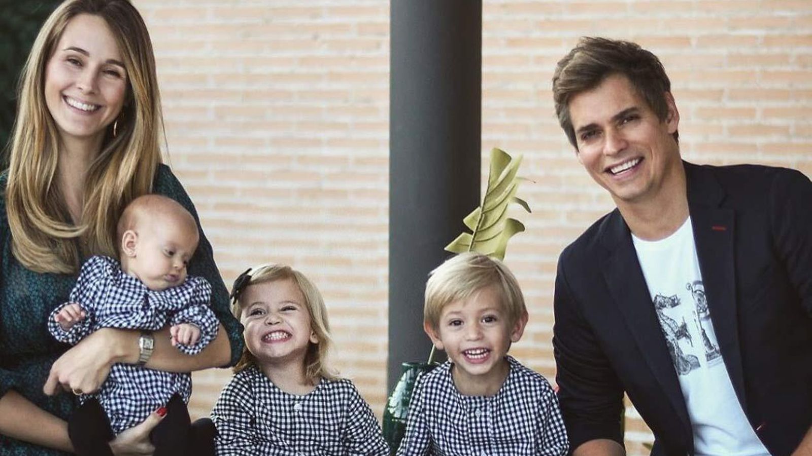 Carlos Baute con su mujer, Astrid, y los tres hijos que tiene con ella.