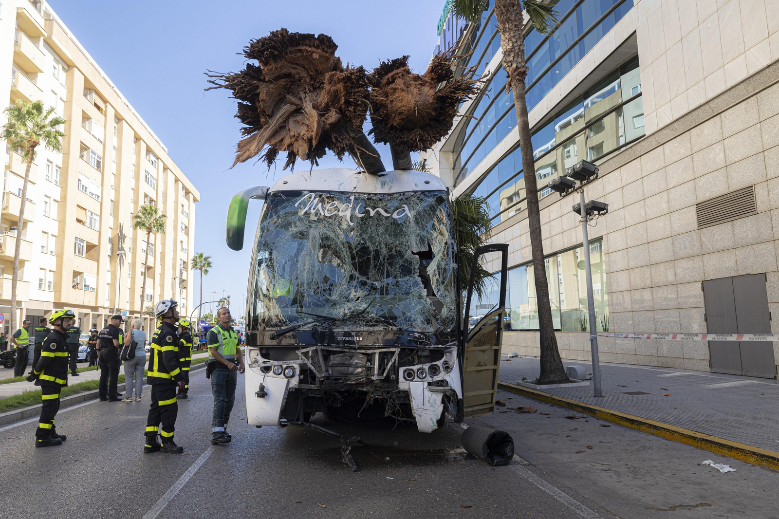 Las imágenes del accidente de autobús que ha conmocionado a Cádiz