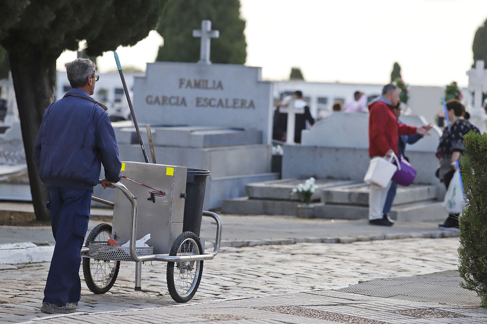 Imágenes del Día de Todos los Santos en el cementerio de la Soledad de Huelva