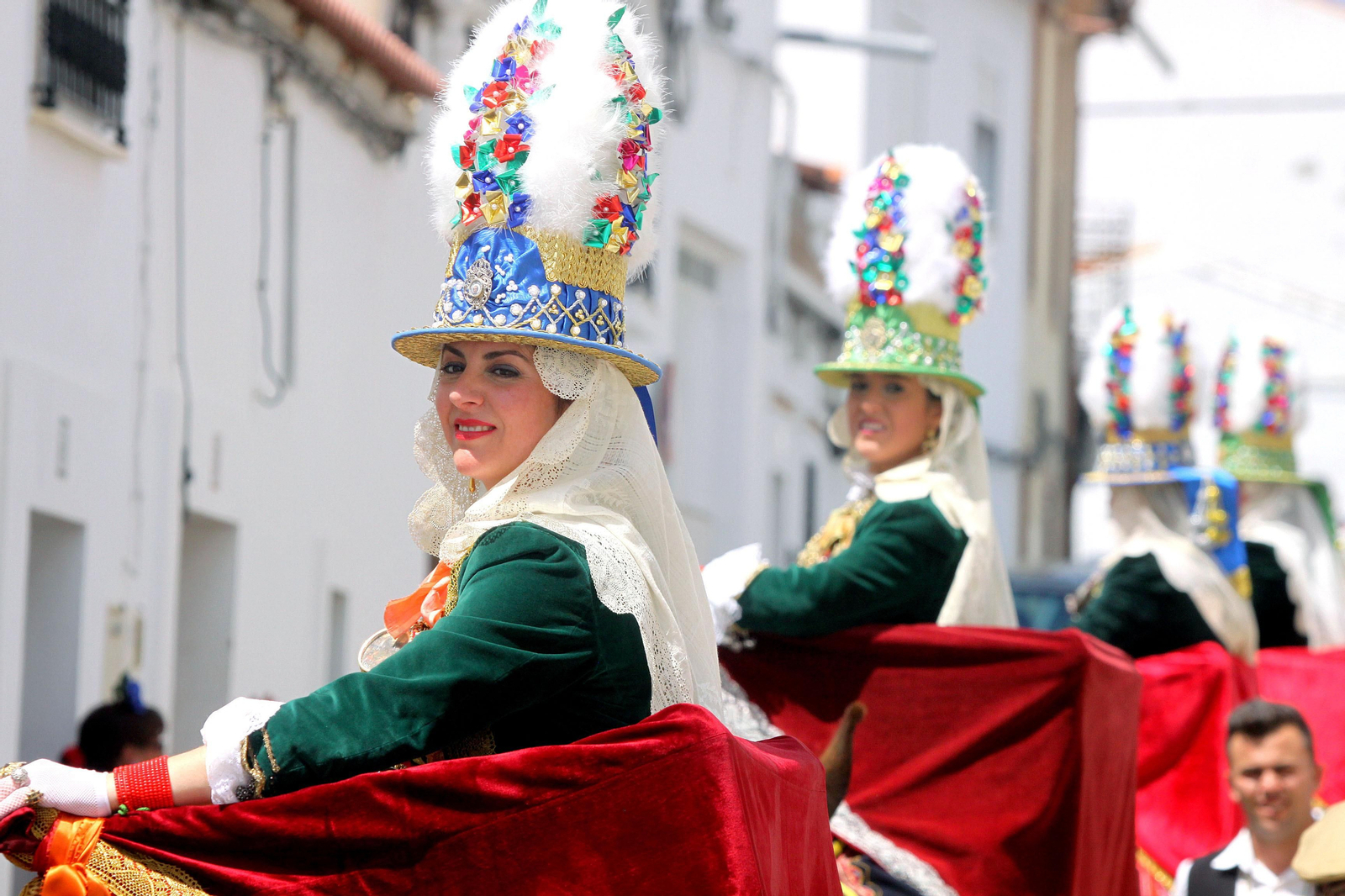 Mujeres con el traje de jamugueras propio de la romería de San Benito, que no desfilarán este año por El Cerro.