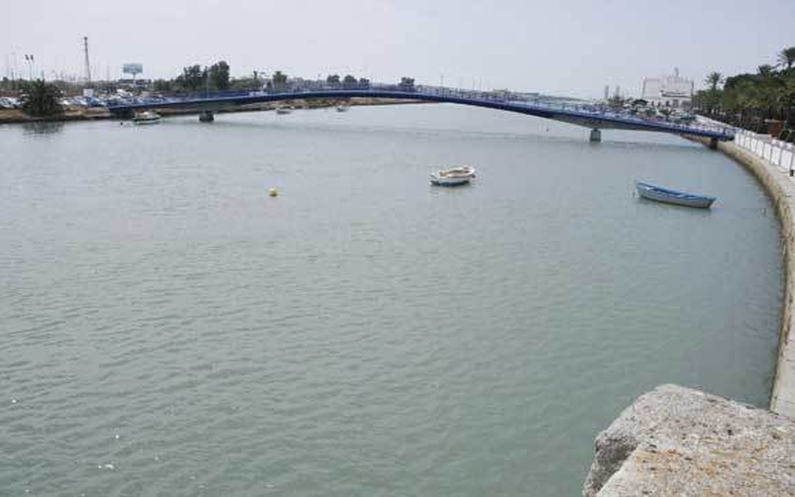 Una imagen del río Guadalete a su paso por El Puerto, donde aún se encuentran algunos barcos abandonados. /Andrés Mora
