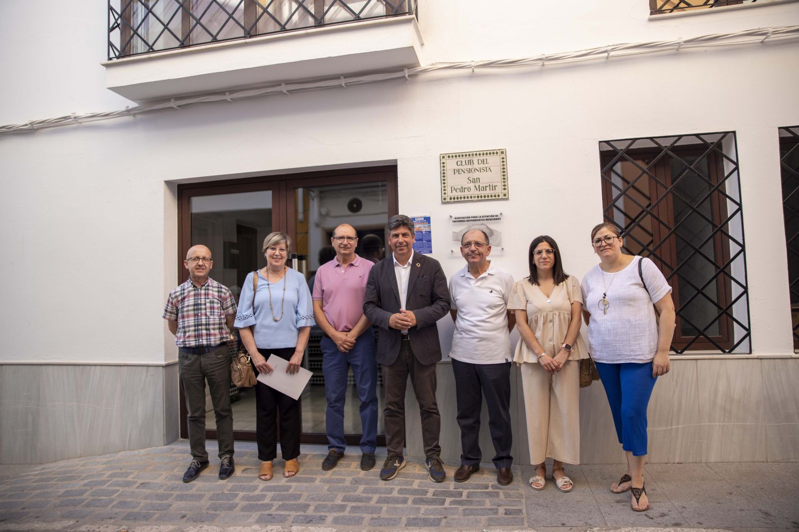 Dirigentes institucionales en el Hogar del Pensionista de Doña Mencía.