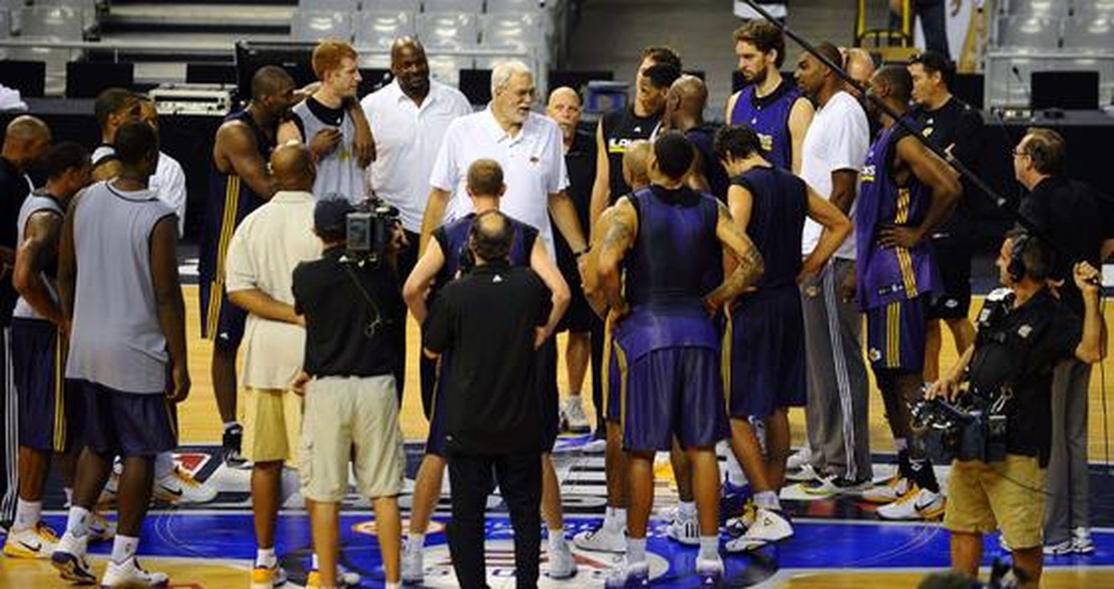 Los Lakers preparan su partido de la gira europea de la NBA frente al Regal Barcelona. / AFP