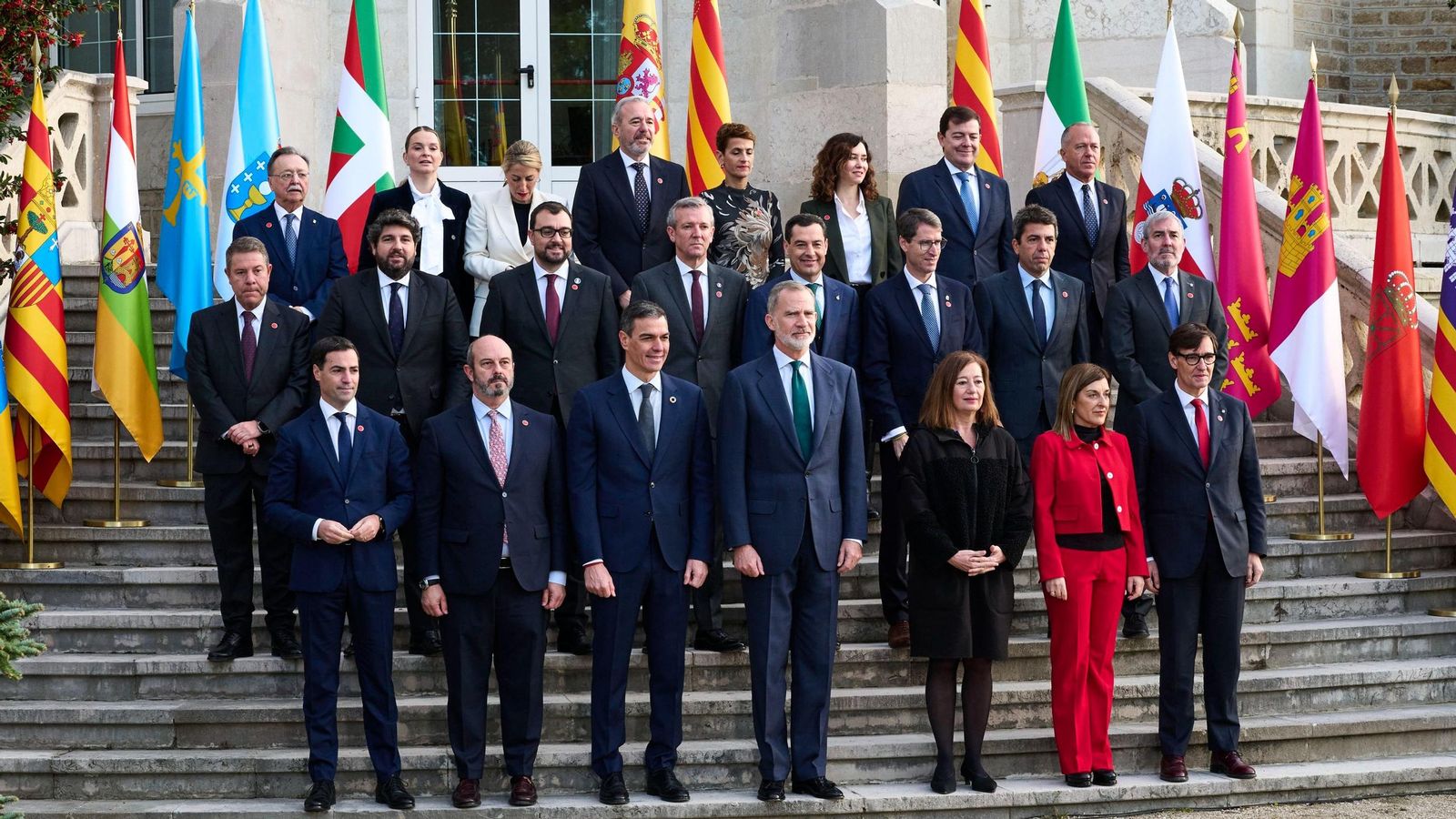El Rey y el presidente del Gobierno posan con los dirigentes autonómicos en la XXVII Conferencia de Presidentes celebrada en Santander.