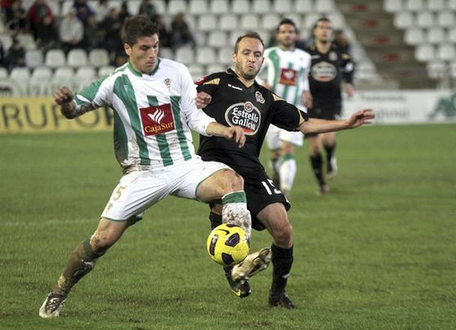 Agus arrebata el balón a Laure. / EFE