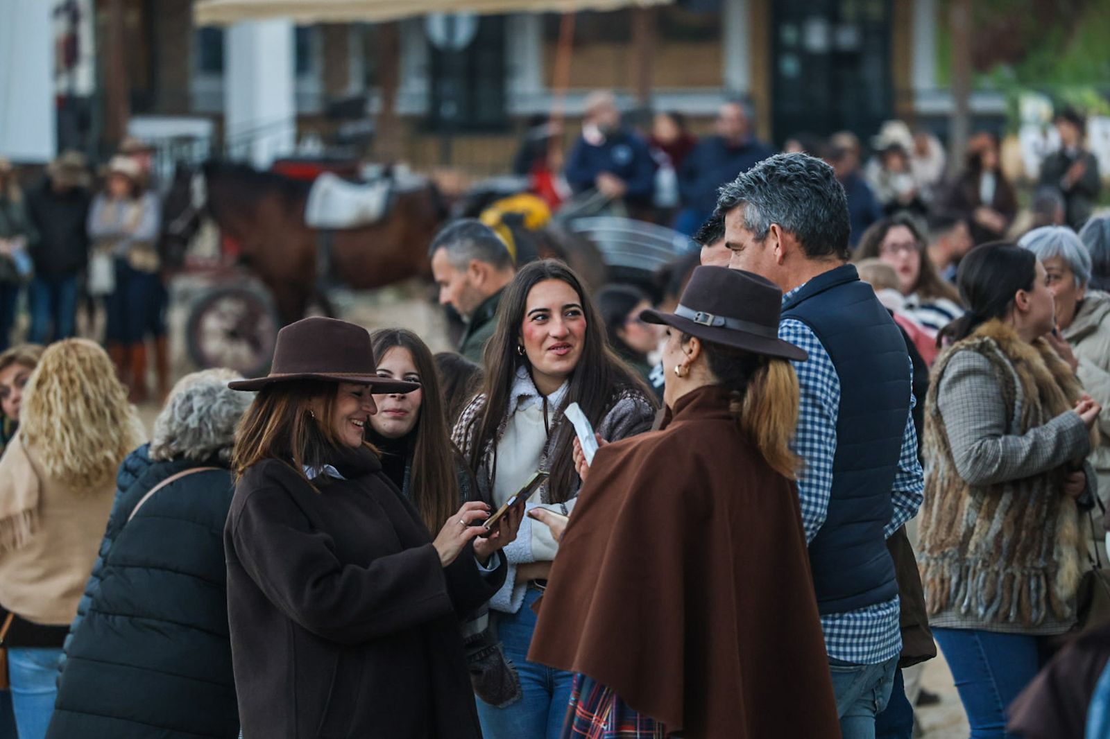 Fotografías de ambiente y del rezo del Rosario por el entorno de la Ermita de la Virgen del Rocío con motivo de la Candelaria