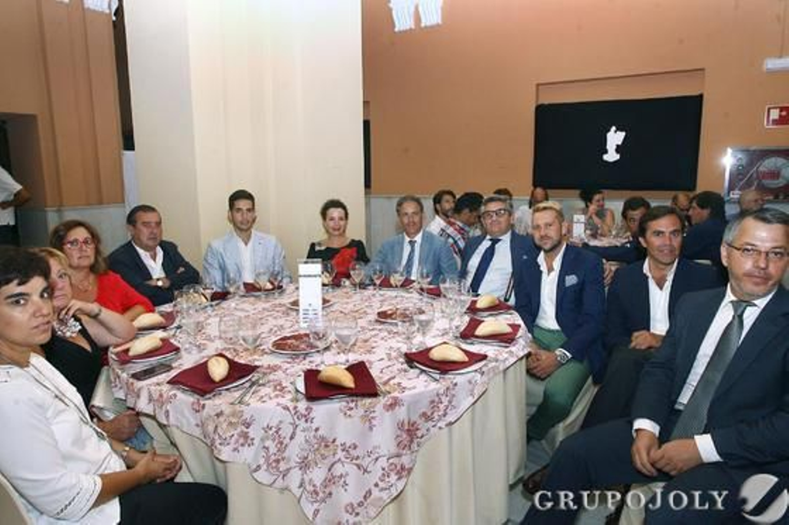 Beatriz Ferrera, acompañada por miembros del CODA, junto a José Suárez, José Suárez, Cinta Sierra, Luis Segarra, Pascual García, Nacho Vázquez, Alejandro Llanes y José Eslava.

Foto: Alberto Dominguez/ Paqui Segarra