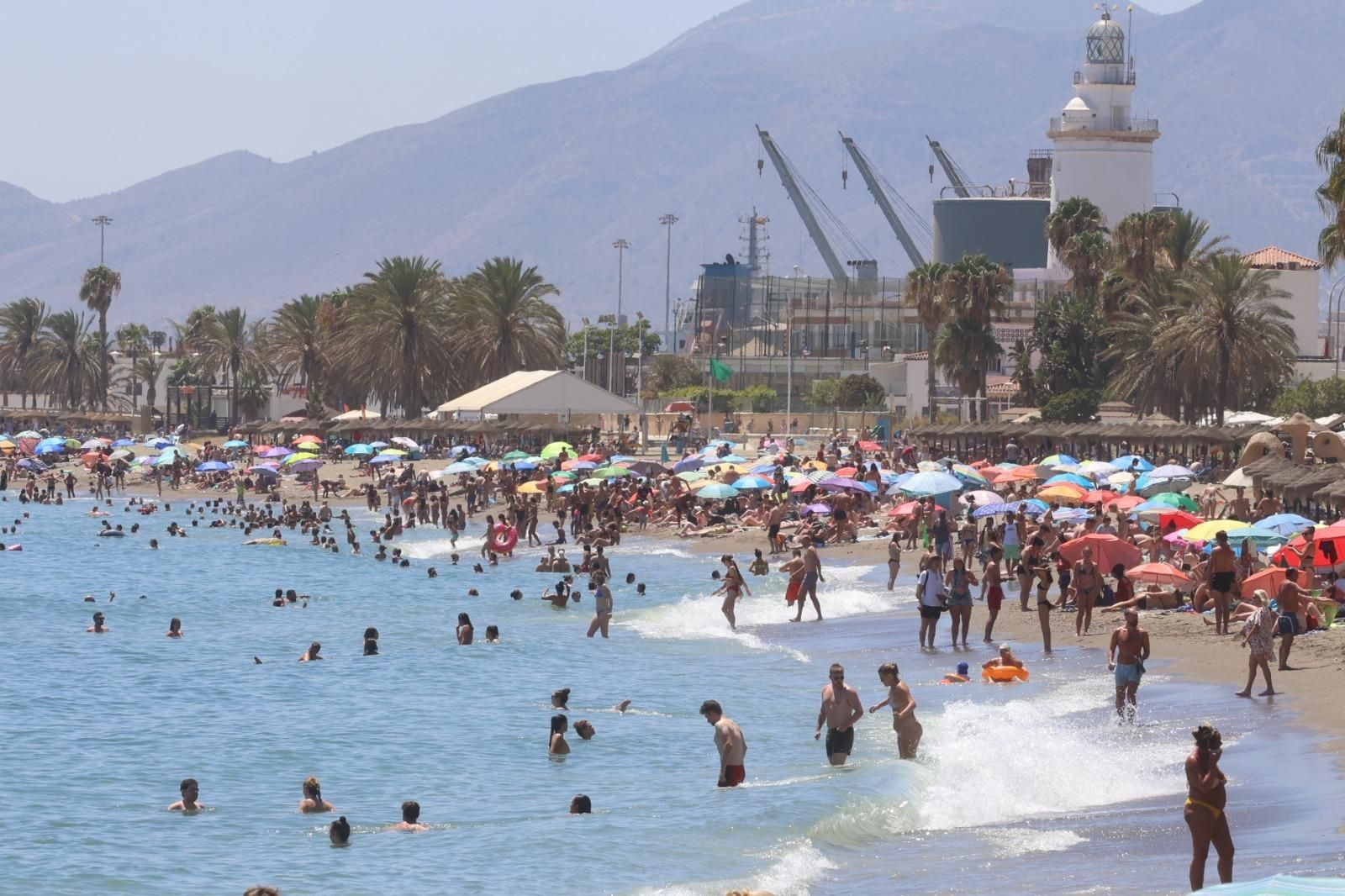 Bañistas en la playa de la Malagueta.