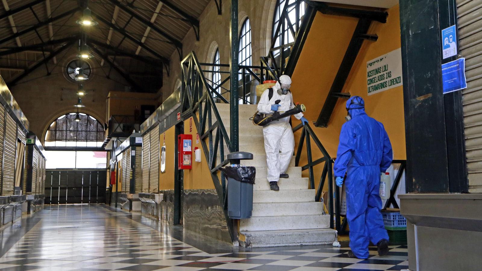 Trabajos de desinfección en la plaza de abastos de Jerez.