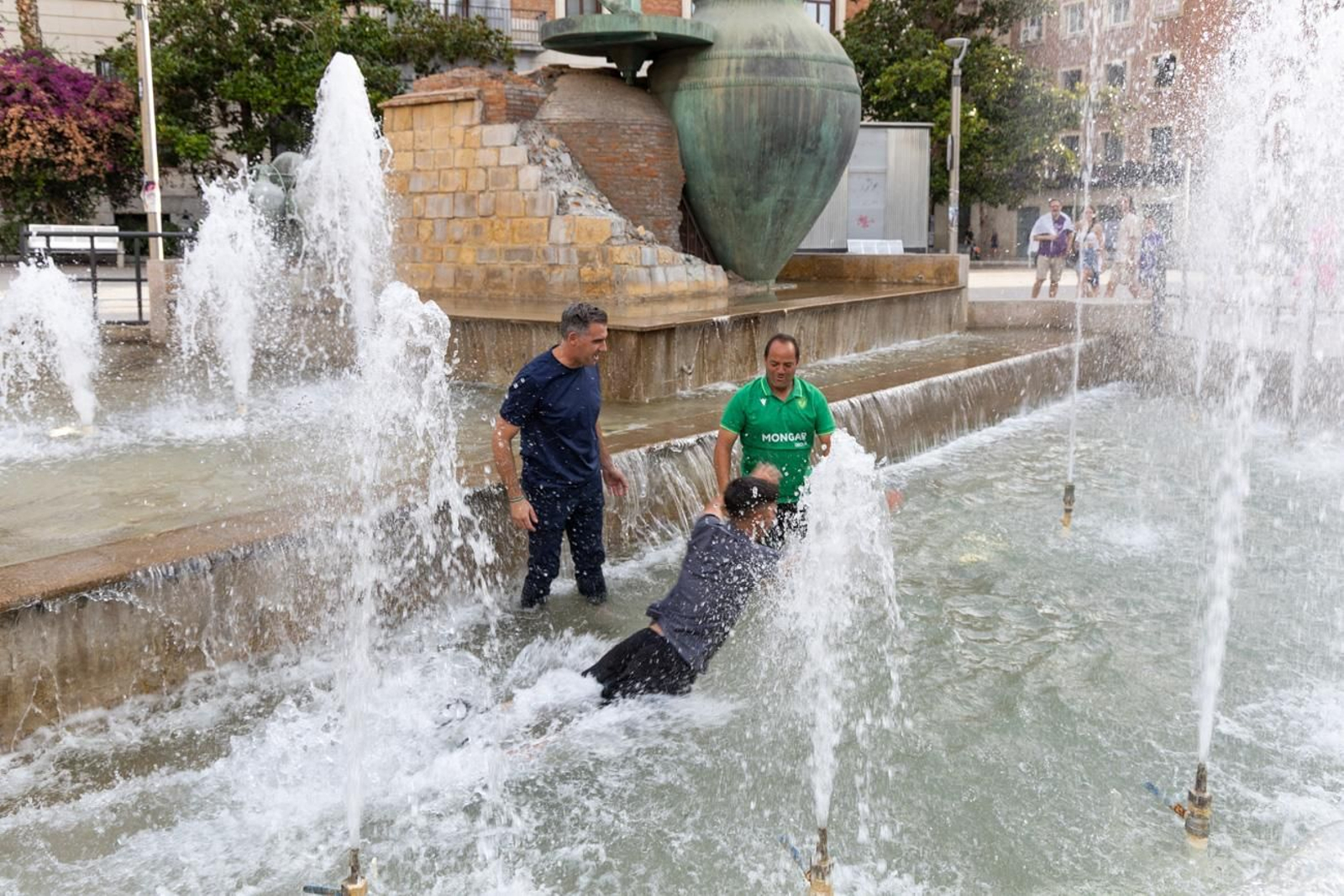 La fiesta por el ascenso del Real Jaén en La Plaza de Santa María y el Ayuntamiento
