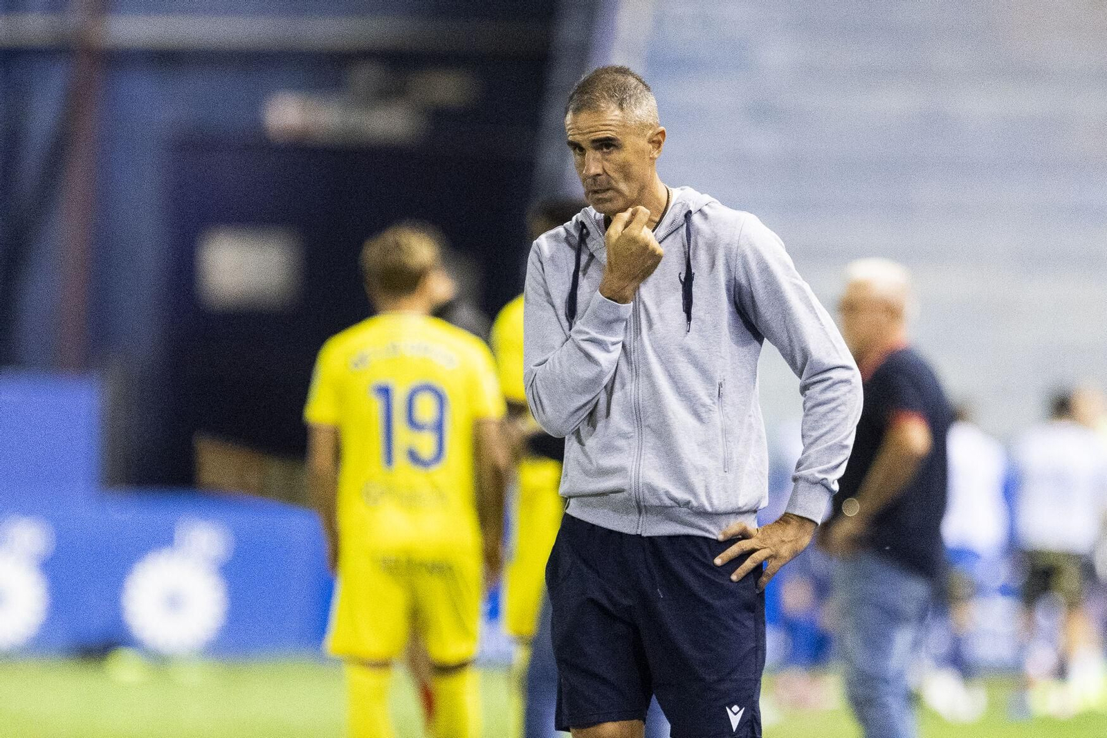 Garitano, con gesto pensativo en La Condomina. Garitano, con gesto pensativo en La Condomina.