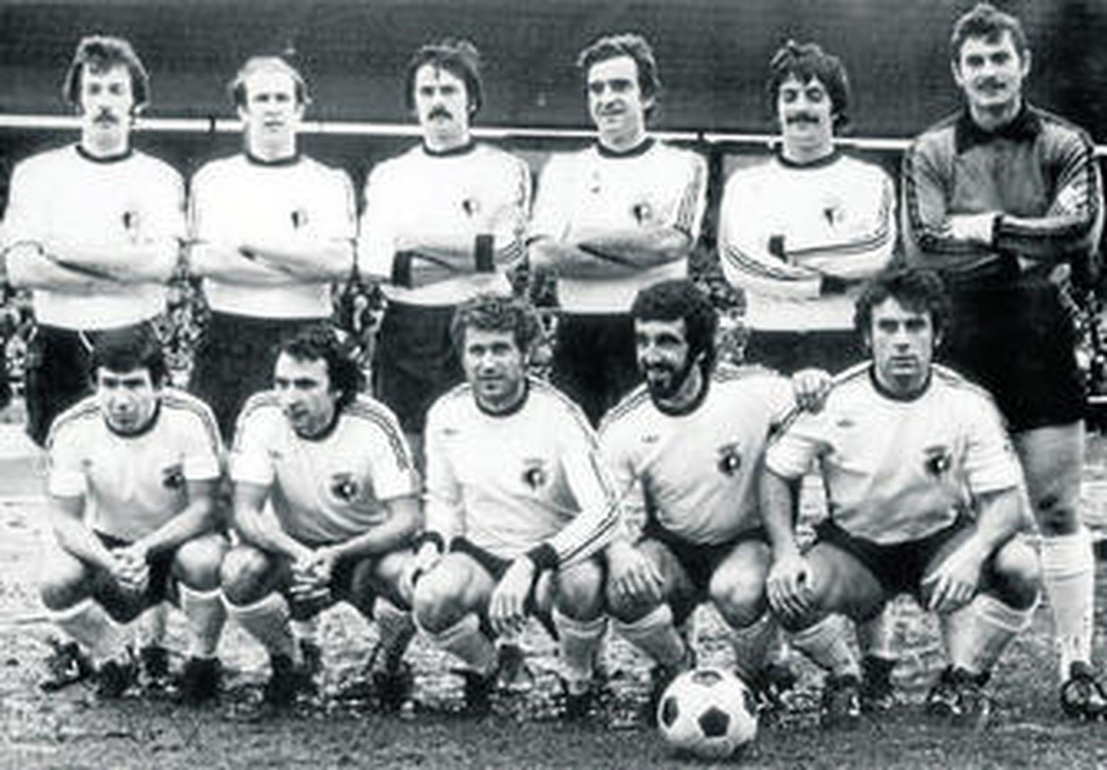 Formación del Burgos de los años 70 que pasó por Huelva.