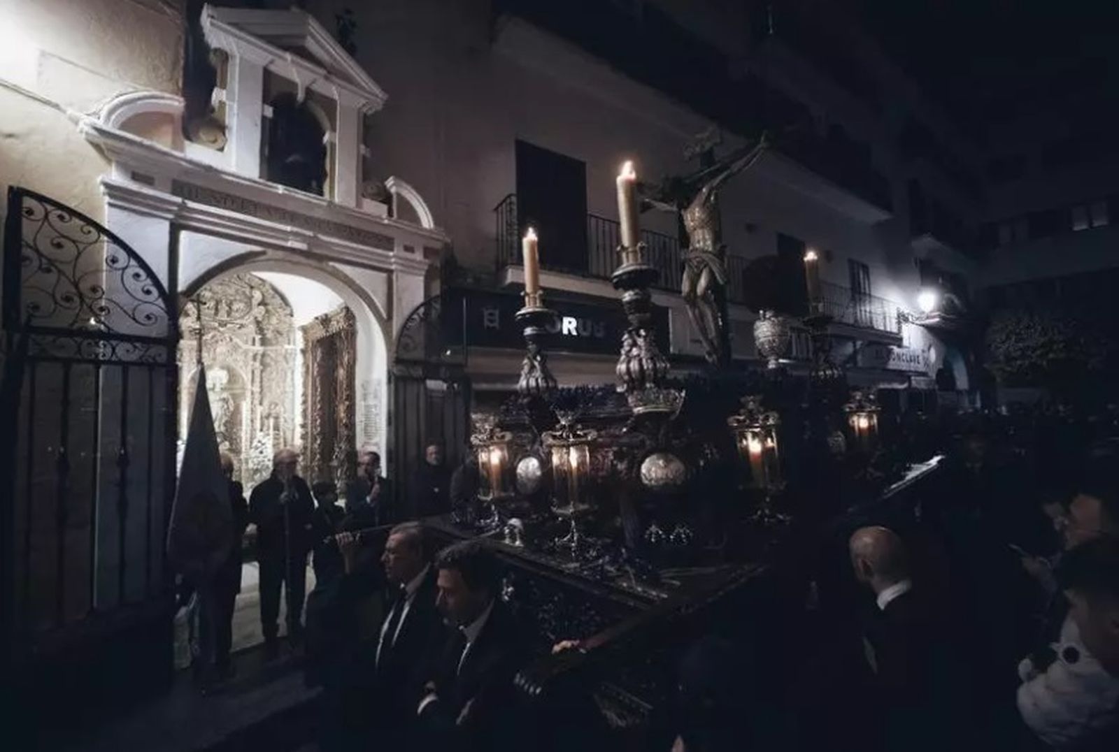 El paso del Cristo del Calvario llega al Postigo