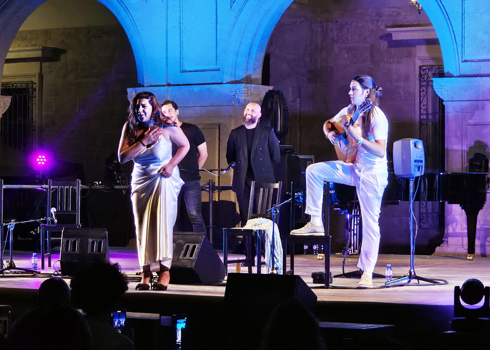 Lela Soto acompañada a la guitarra por José del Tomate.