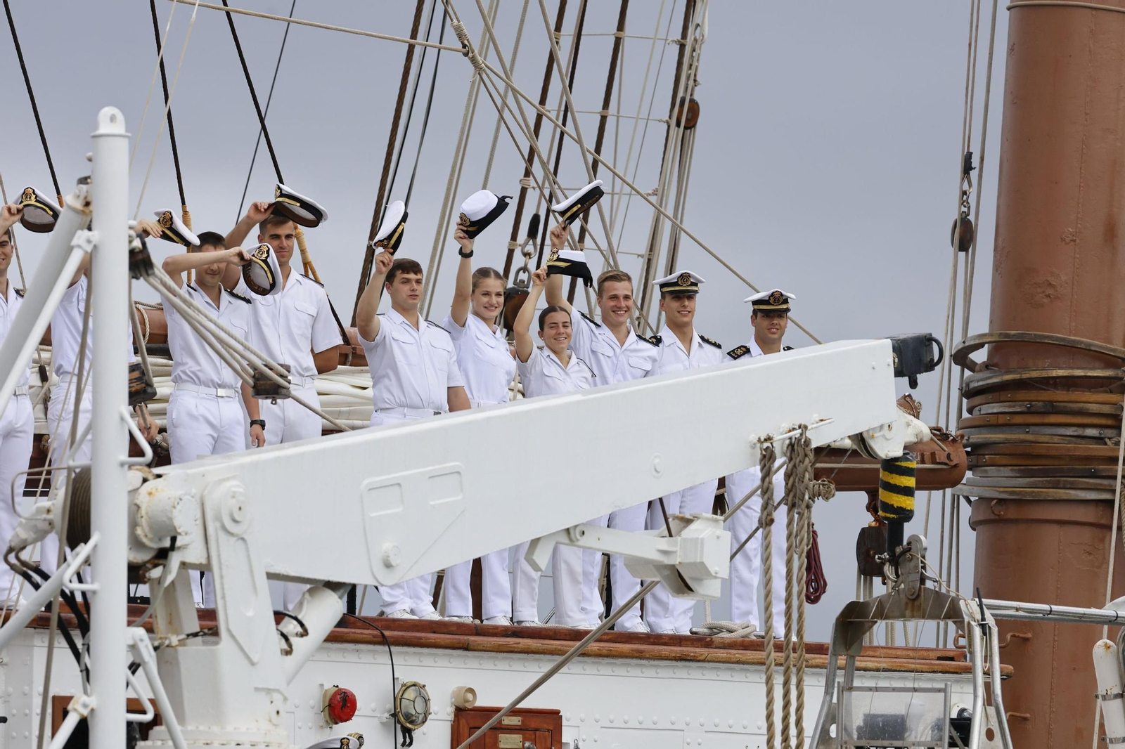 Las imágenes del rencuentro de la reina Letizia y la Princesa Leonor en el atraque del 'Elcano' en Panamá