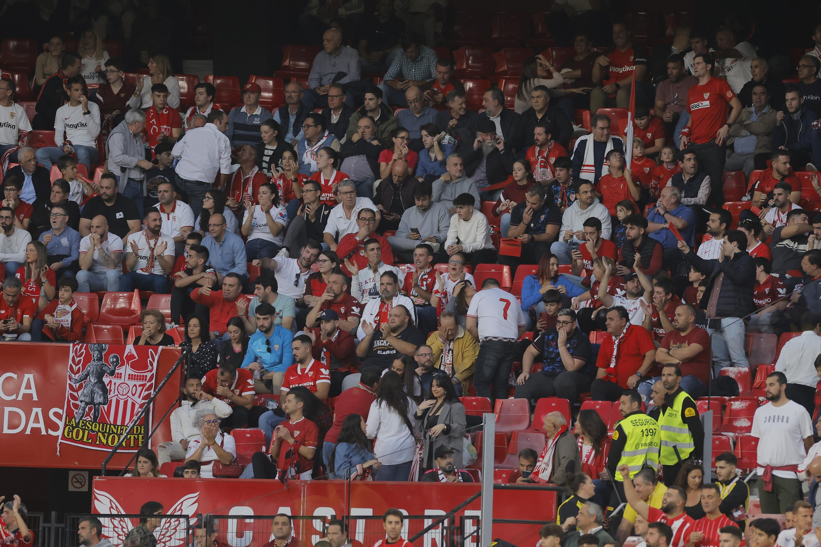 Búscate en las fotos del Sevilla-Betis