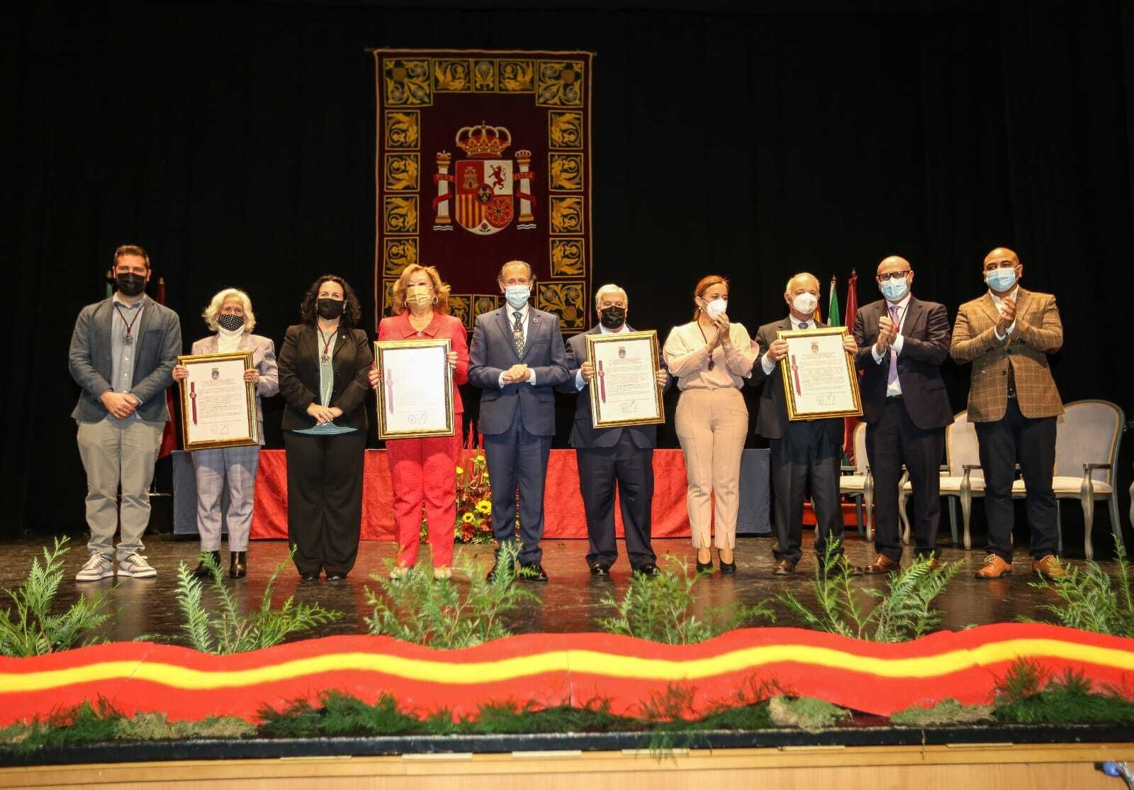 Los homenajeados este lunes posan con sus reconocimientos sobre las tablas del Moderno, acompañados por los representantes municipales.