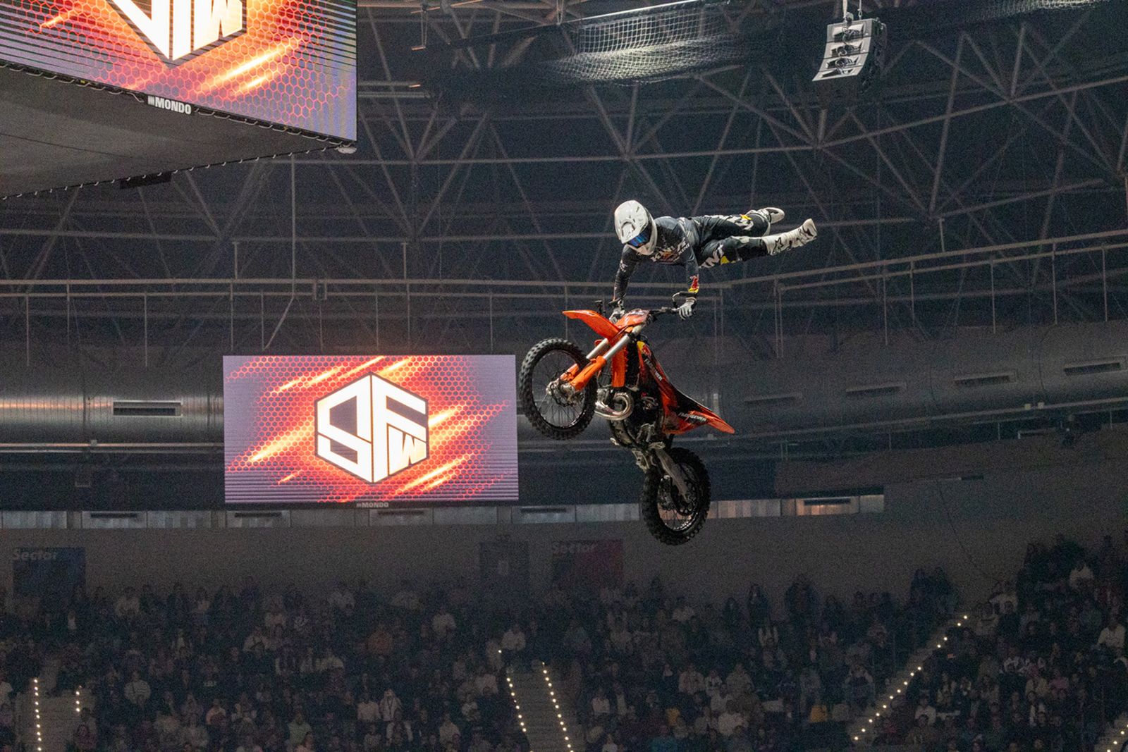 En imágenes: el Olivo Arena vibra con piruetas y motor en estado puro en el Soloflow Freestyle (2)