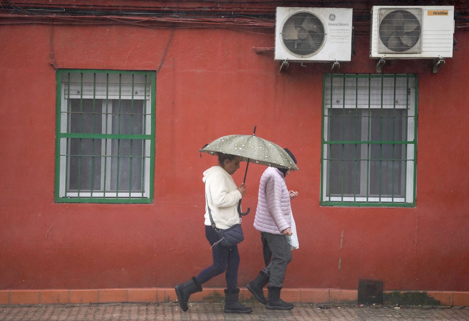 La intensa lluvia en Sevilla al paso de la Borrasca Leonardo en fotos