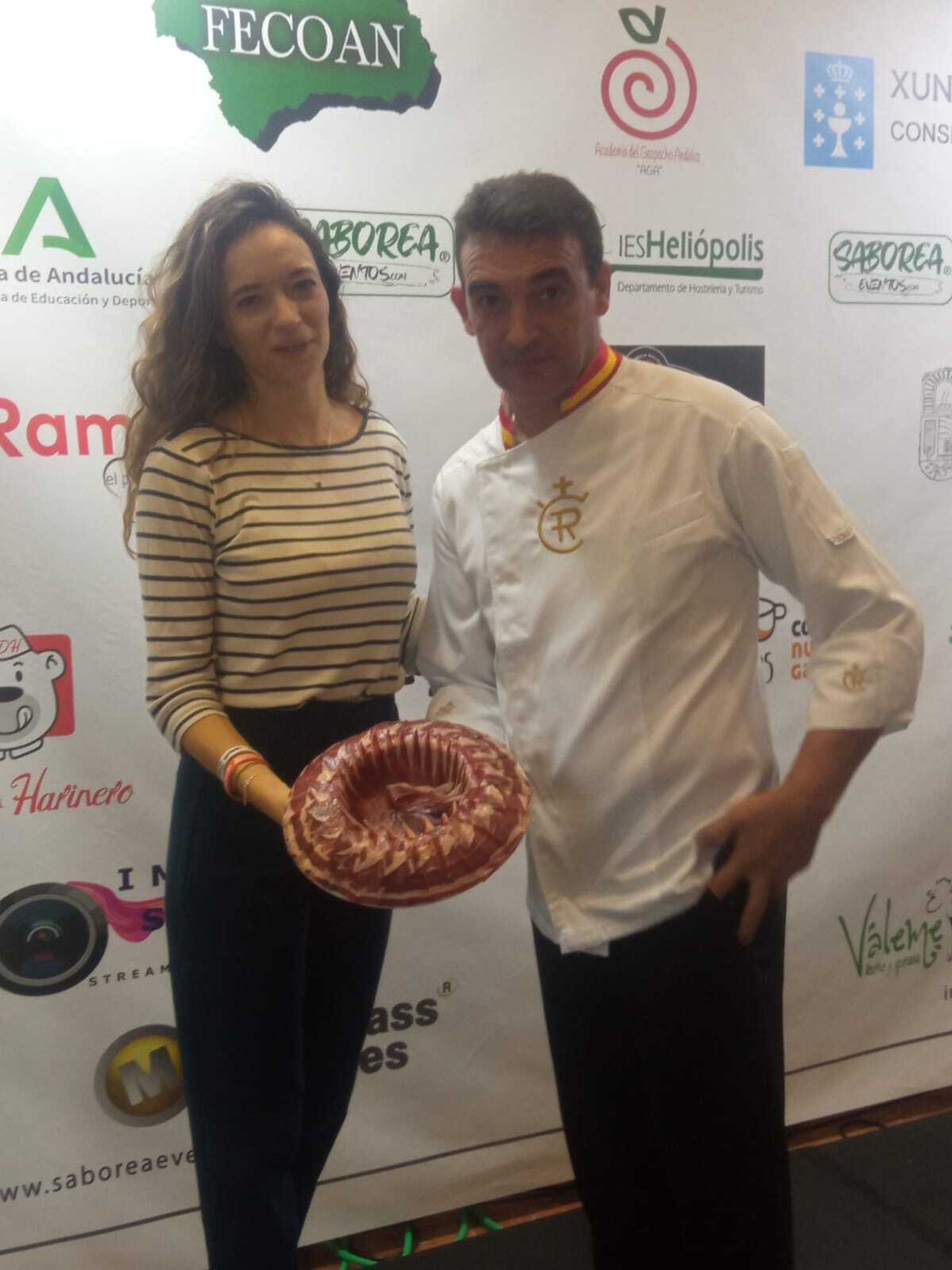Raúl Corral, junto a la influencer Raquel Acosta.