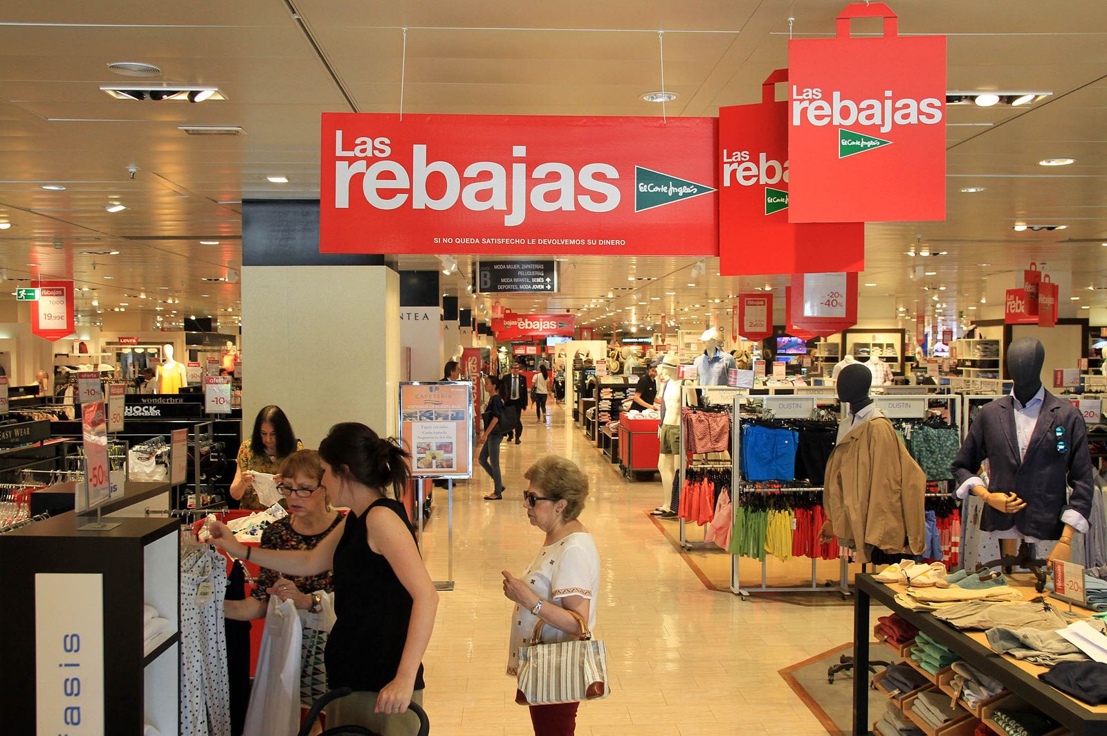 Un grupo de mujeres selecciona varios artículos en El Corte Inglés.
