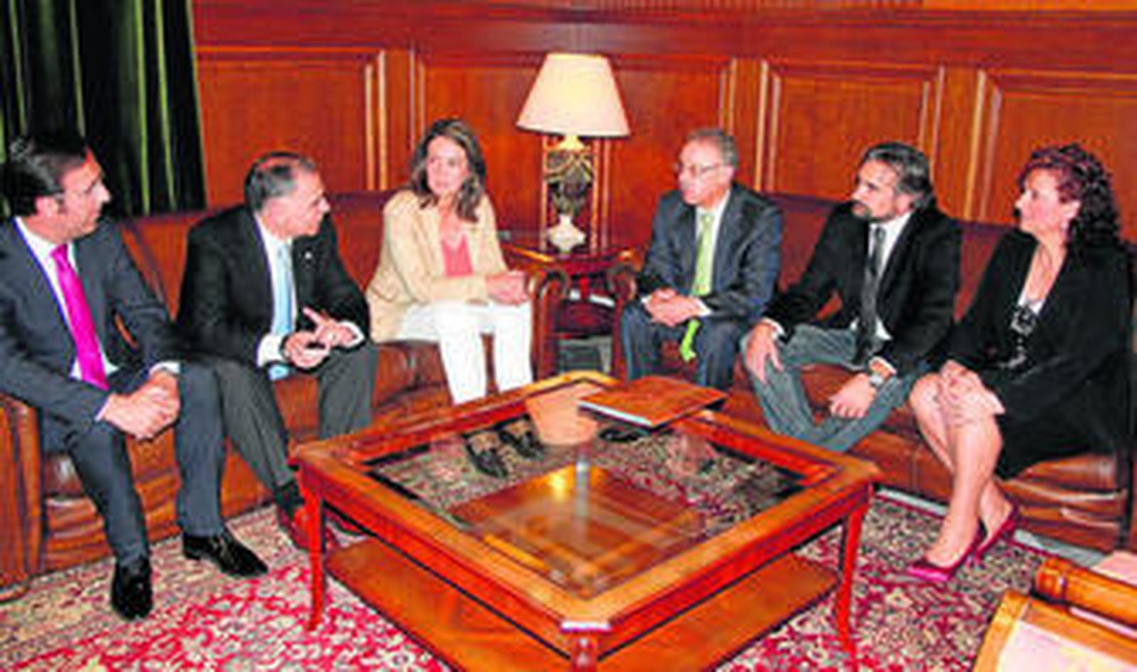 El cónsul de Marruecos en Almería, Sellam Berrada, hizo ayer su primera visita a Motril.