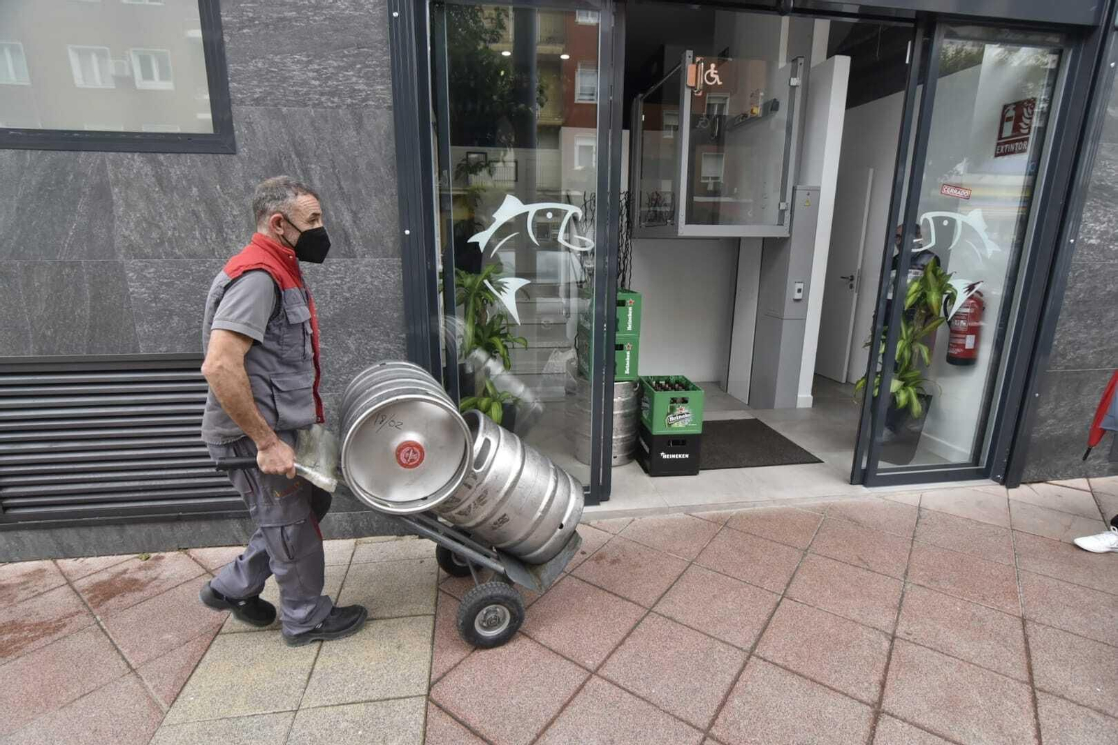 Un reparto de cerveza, este martes en un local de Algeciras.