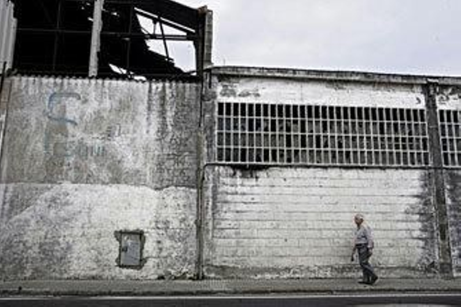 La recuperación del polígono exterior de la Zona Franca, hoy parcialmente abandonado, es una de las grandes apuestas del nuevo Plan. /Julio González