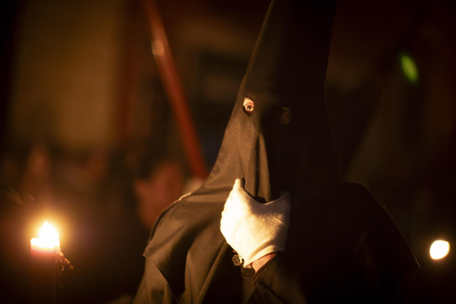 Silencio y oscuridad: las mejores fotos de la procesión del Cristo de la Misericordia de Granada