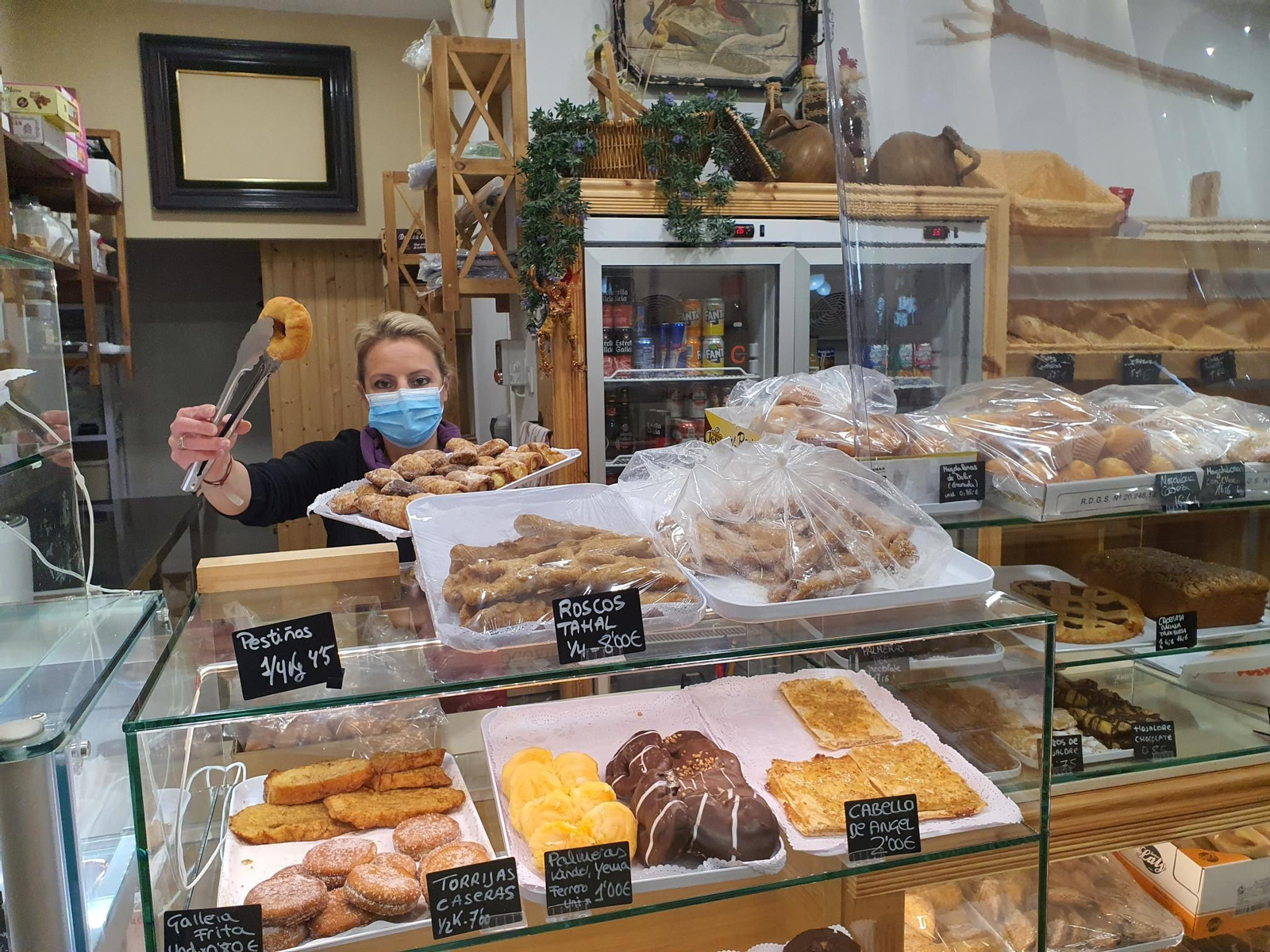 ‘Panadería Polvillo Oliveros’, con roscos, pestiños, torrijas...
