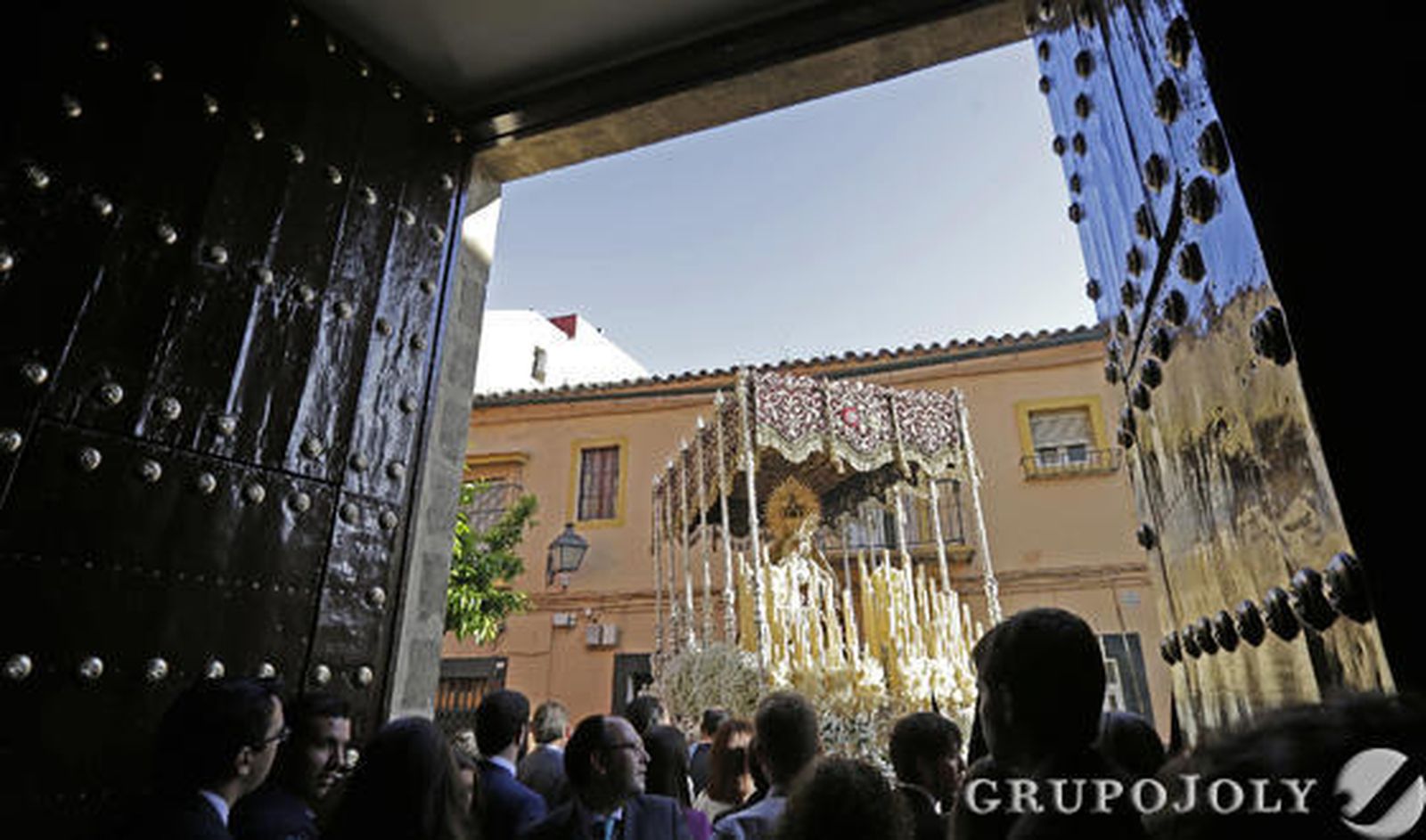 El palio de la Virgen de la Paz en su Mayor Aflicción fotografiado desde el interior de la Capilla de los Desamparados poco después de salir.

Foto: Miguel Angel Gonzalez