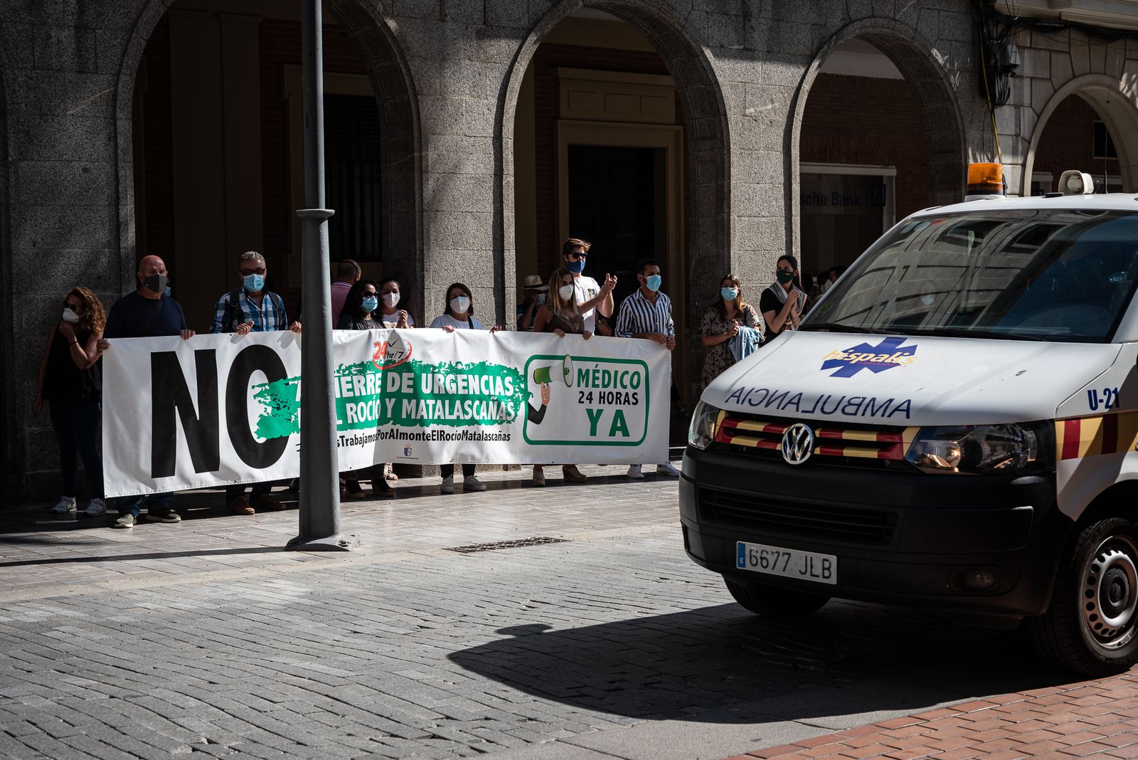 Imágenes de la concentración de los vecinos de Almonte por el servicio de urgencias