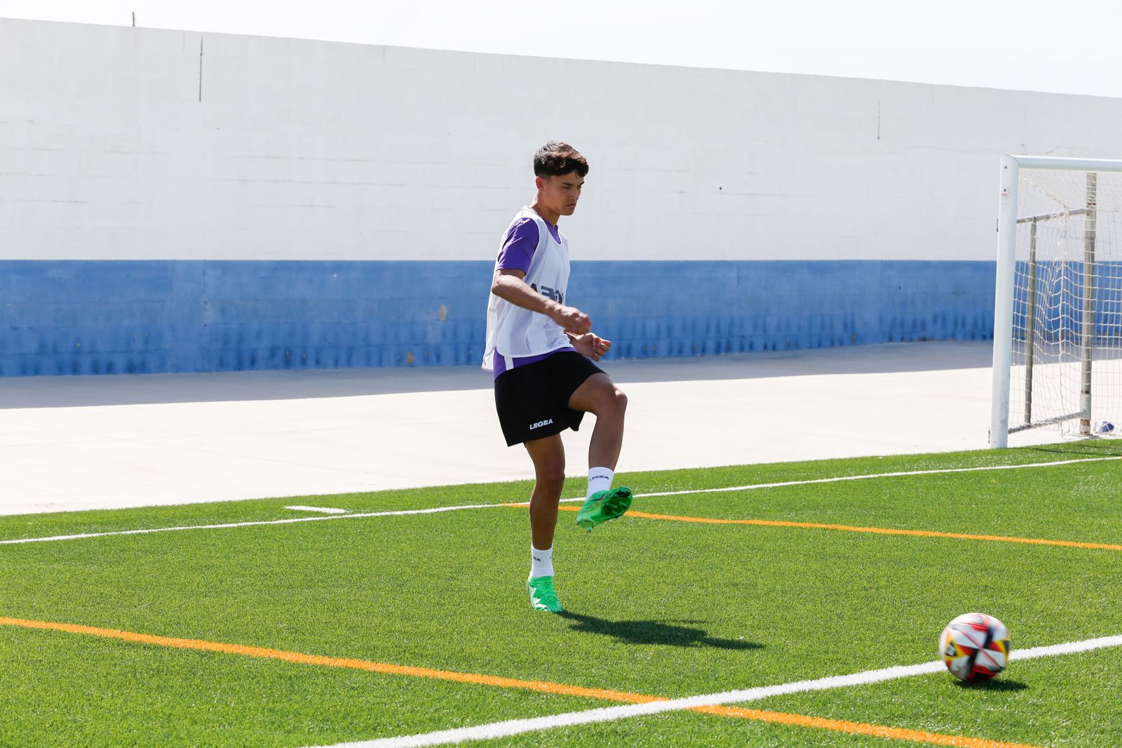 La Balona prepara sobre césped sintético el partido en Lebrija