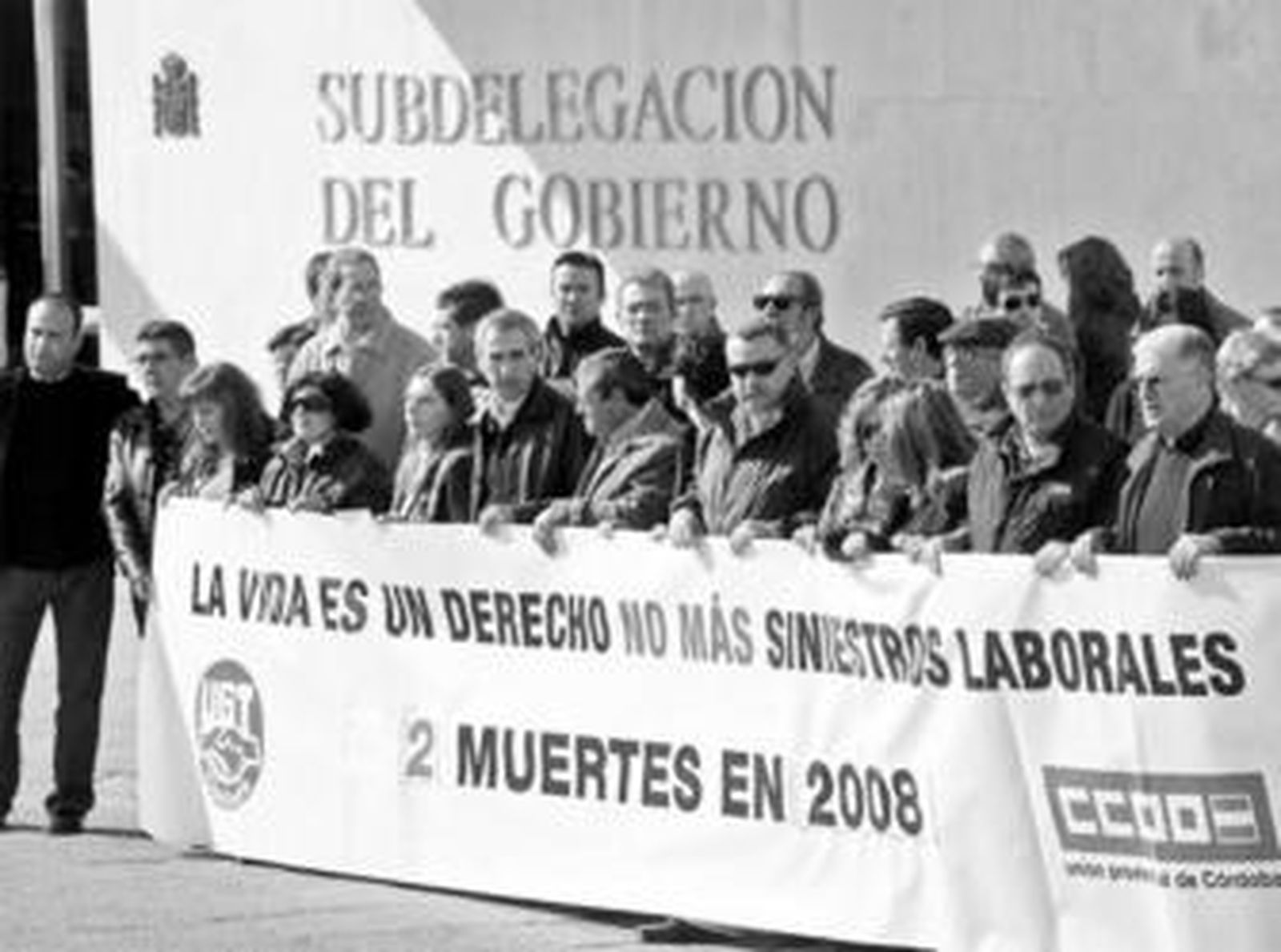 Miembros de UGT y CCOO protestan ante las puertas de la Subdelegación del Gobierno.