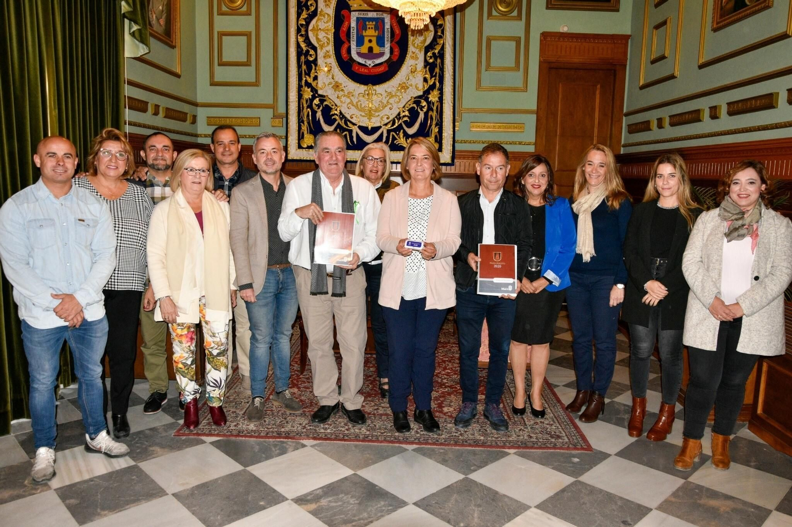 El equipo de Gobierno del Ayuntamiento de Motril posa con el documento de Presupuestos