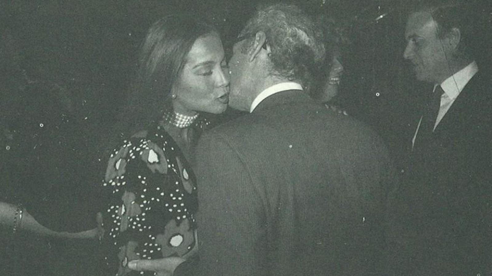 Isabel Preysler y Miguel Boyer en un acto social en 1985. Al lado aparece Carlos Falcó, entonces marido de ella