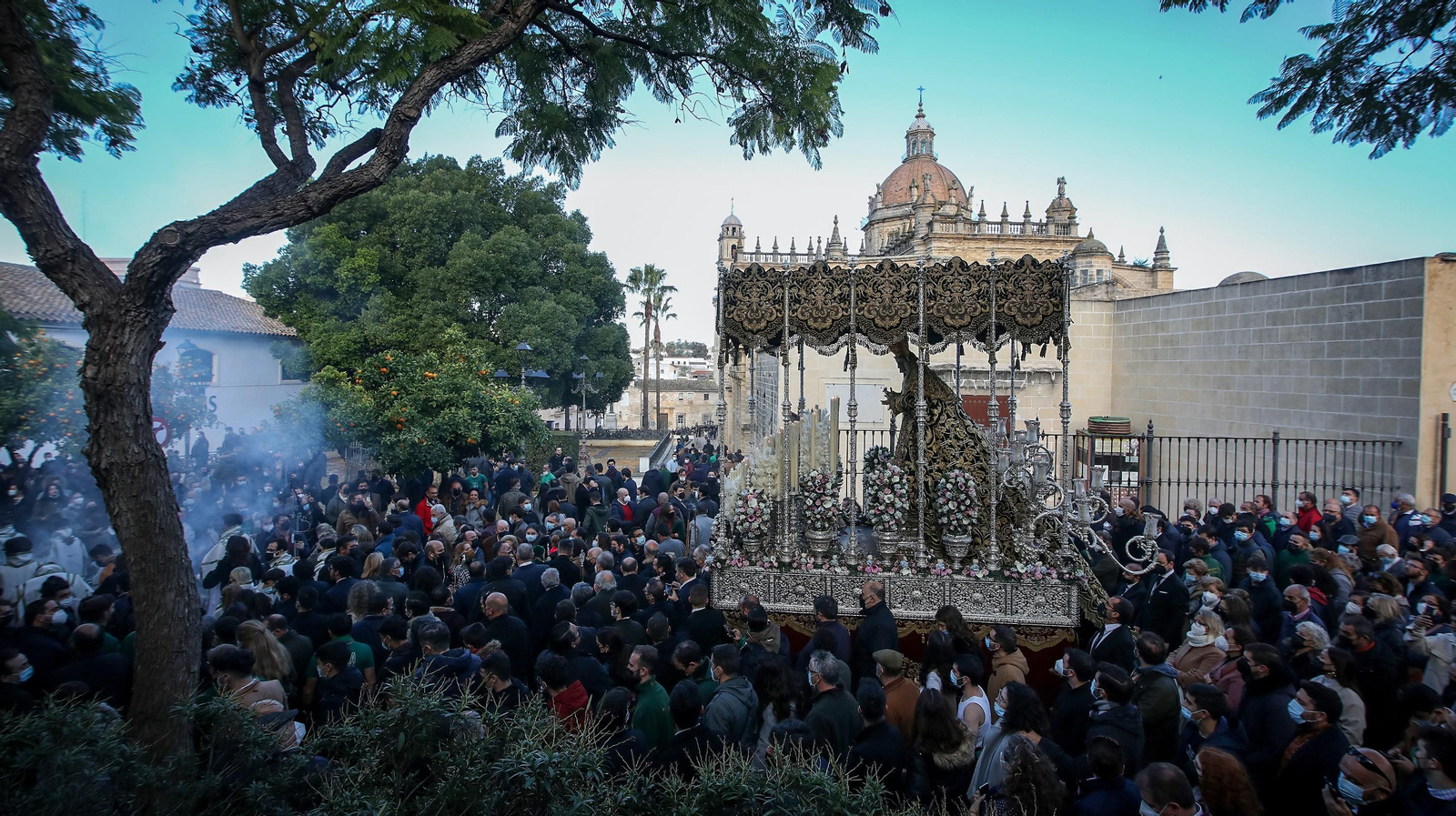 Gran ambiente cofrade en el traslado de la Virgen de la Esperanza a la Catedral.