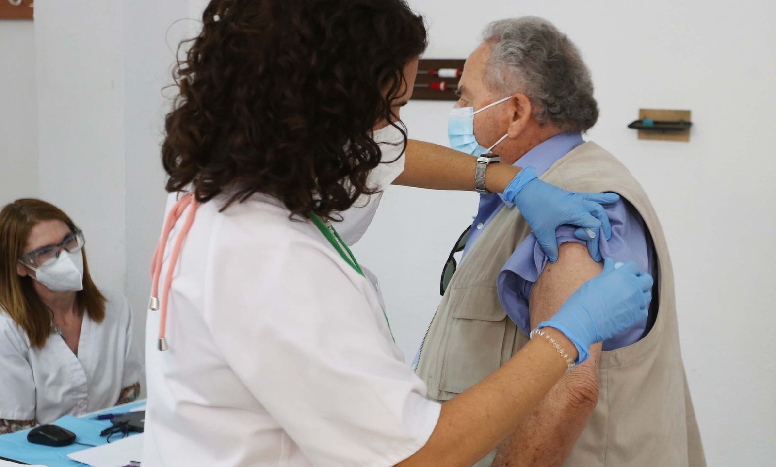 Vacunaciones en el centro de mayores de las Angustias de Jerez contra la gripe,Covid y neumonía