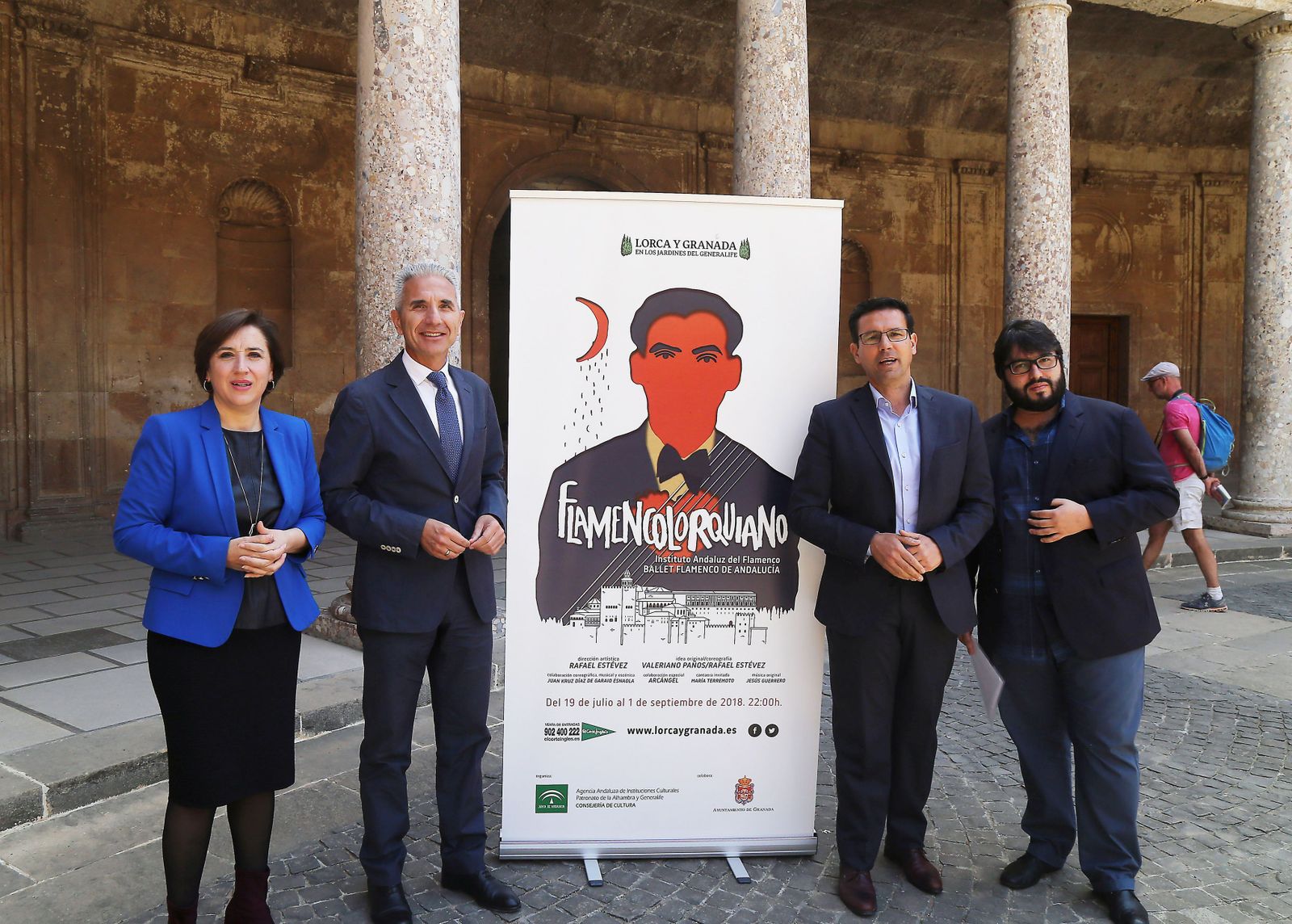 El consejero de Cultura (arriba) visitó la Alhambra para presentar la obra.