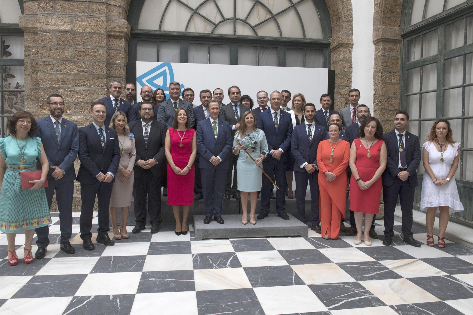 Foto de familia de los 31 diputados que conforman la nueva Diputación Provincial de Cádiz.