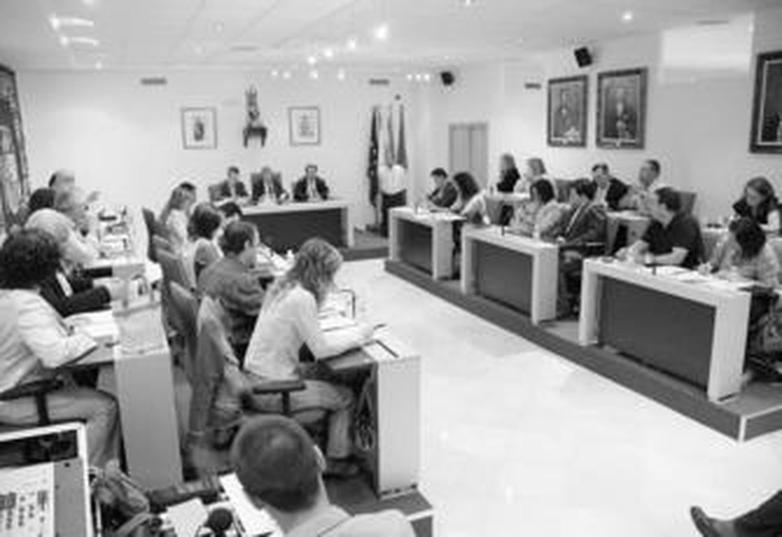 Vista del salón de plenos que utiliza, provisionalmente, el Ayuntamiento de Chiclana para celebrar sus sesiones.