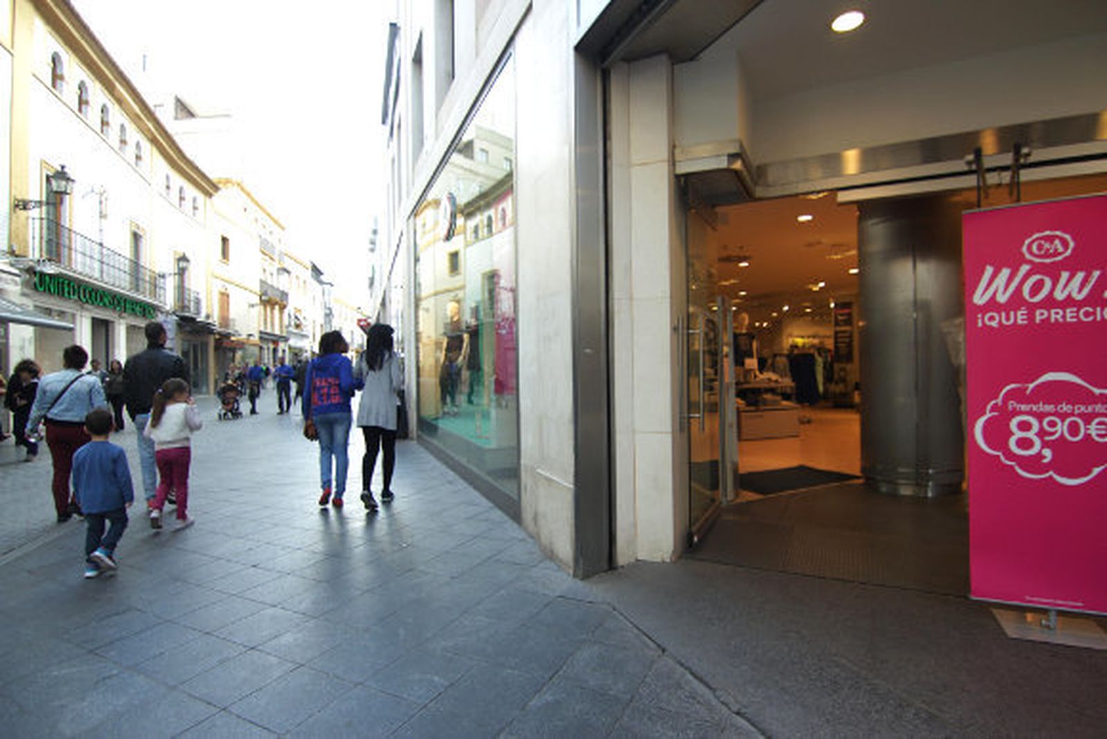 Serrano considera "un éxito" el estreno de la libre apertura de los comercios